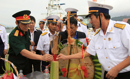 Những cựu quân nhân có đồng đội hi sinh trong trận Gạc Ma thắp hương tưởng nhớ các Anh hùng Liệt sĩ.